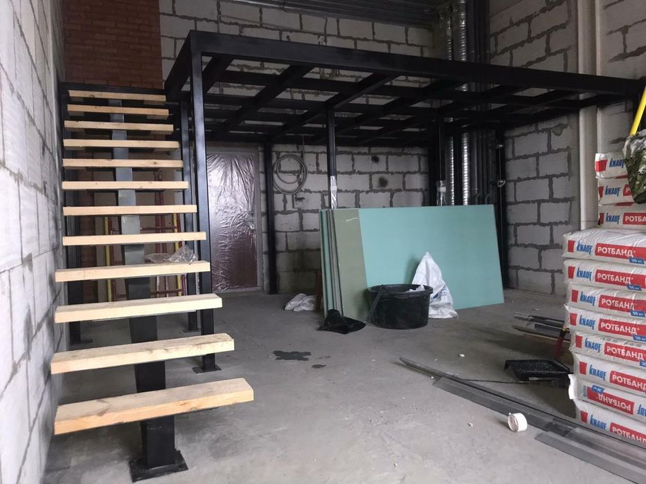 Антресольный этаж, лестница, перила, металл каркас,