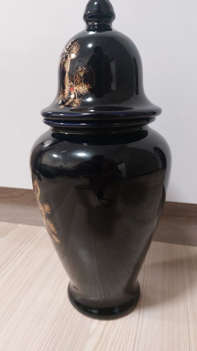 Италианска порцеланова ваза/урна.Маркирана. Отлчино състояние.
