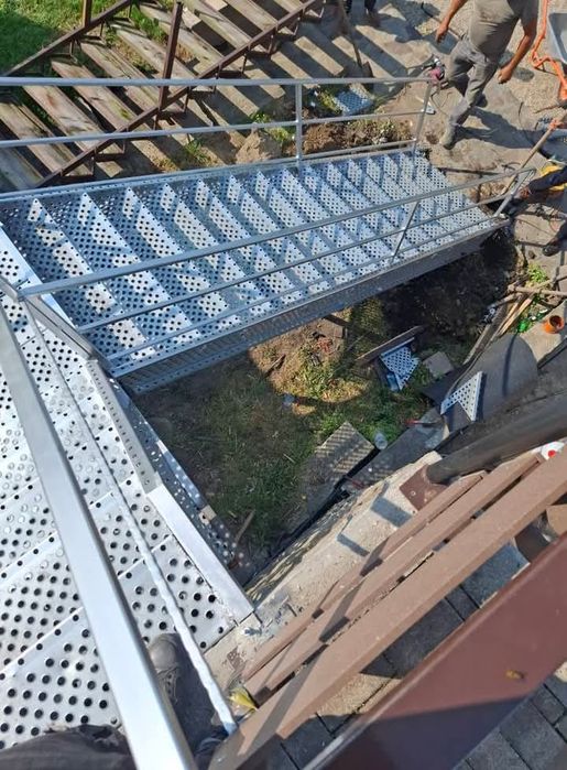 Vând scări zincate metalice