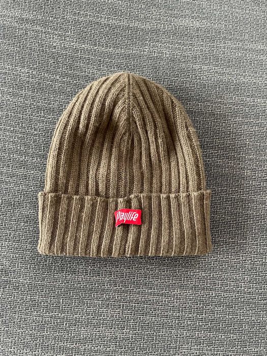 Шалове в жълто и синьо, червено пончо и масленозелена шапка