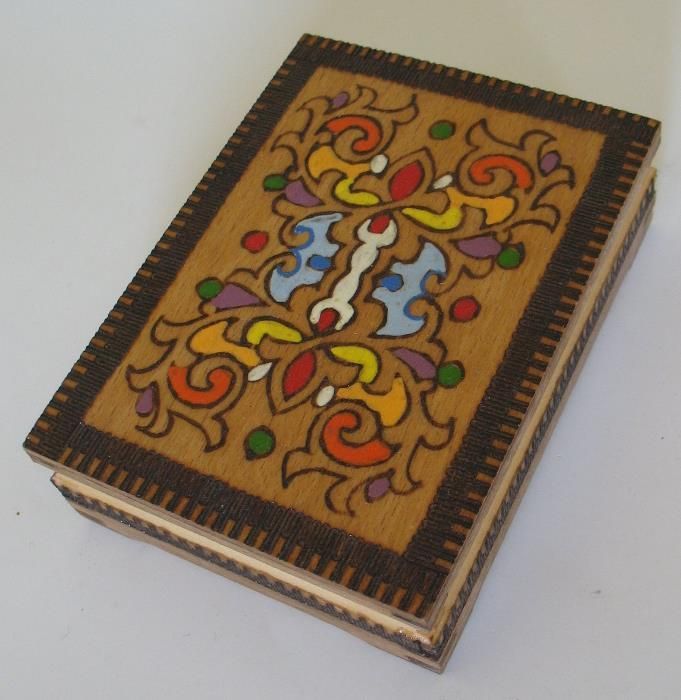 Красива сувенирна кутия с български мотиви