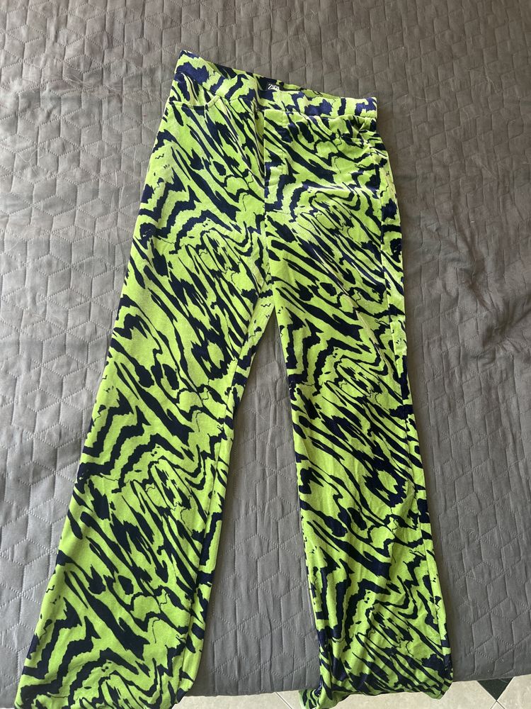 Зелен панталон с принт Zara
