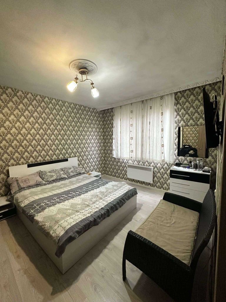 Продава се Тристаен апартамент в Търговище, Център - 90 кв.м за 1077 €/кв.м - Снимка #4