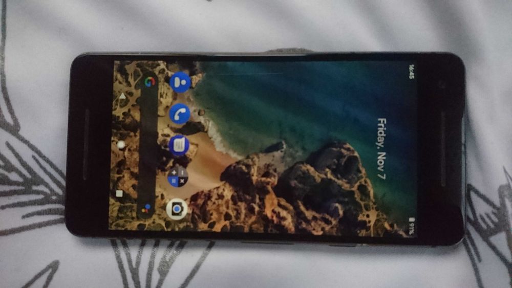 Смартфон Google Pixel 2