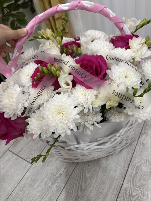 Свежие цветы на корзине