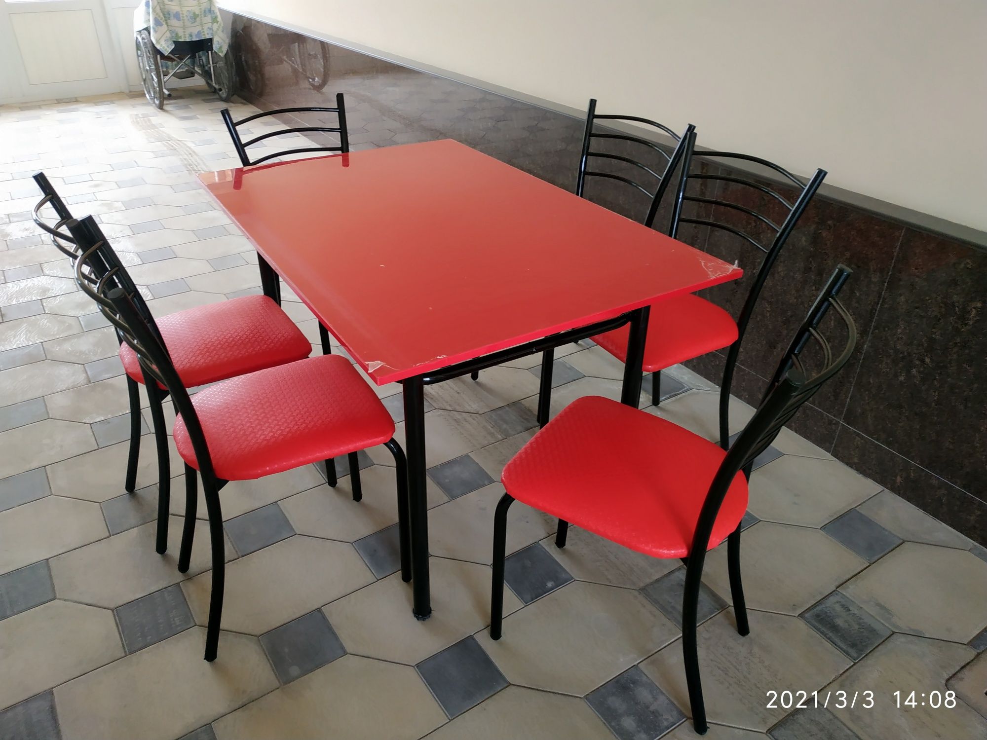 Кухонный стол с четырьмя стульями 870.000