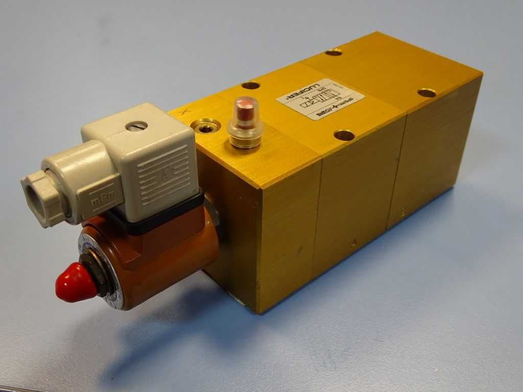 Пневматичен разпределител Lucifer 341L21A15 pneumatic valve 24VDC