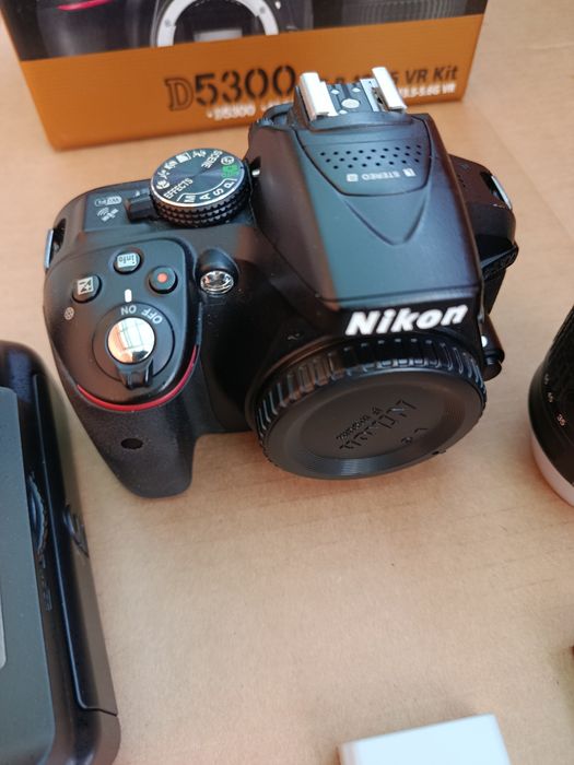 Nikon D5300 + obiectiv 18-55 + multipack grip