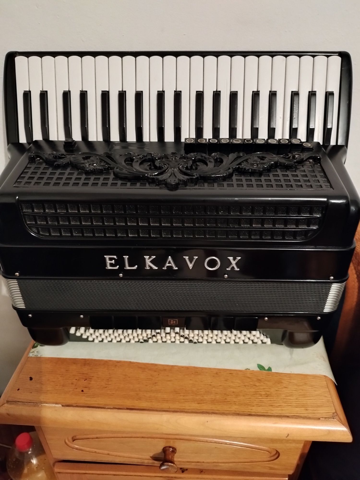 Vând acordeon elkavox