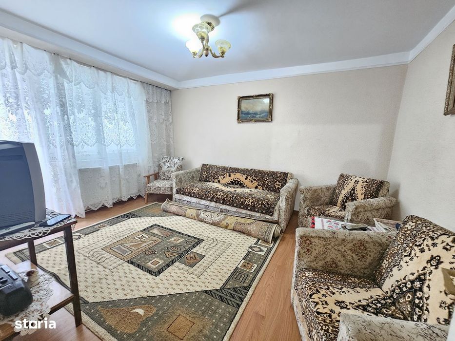 Apartament cu 3 camere, str. Gloriei, etaj intermediar