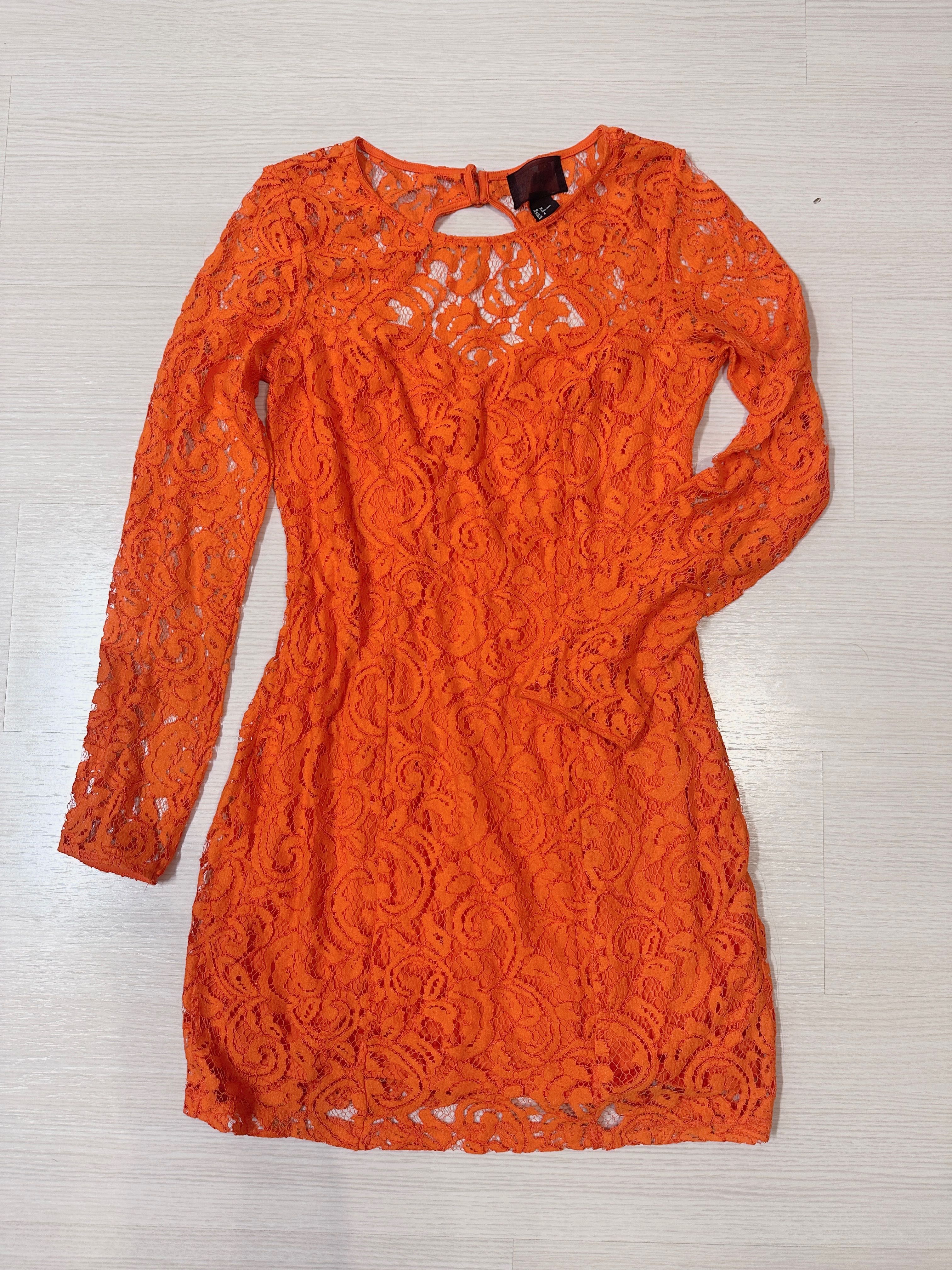Оранжева къса рокля релефна дантела гол гръб празнична