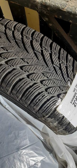 Vand 4 anvelope de iarna NOKIAN 235/55/R19 pret 300 lei buc.