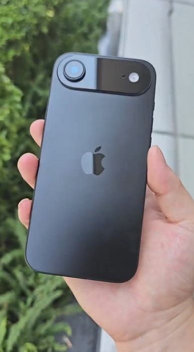 iPhone 17 Air impecabil – 256 GB, cutie, incarcator, huse + folie