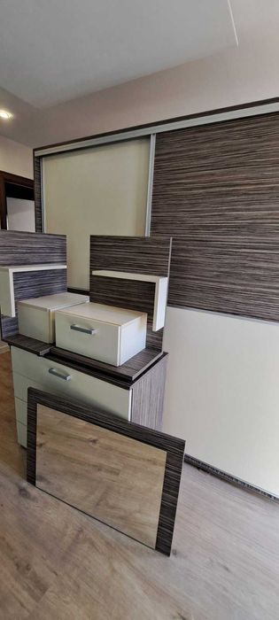 Обзавеждане за спалня - гардероб, скрин, нощни шкафчета и огледало