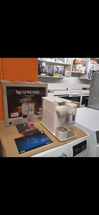 Кафе машина с капсули Delonghi Nespresso Latissima One нова неизполз