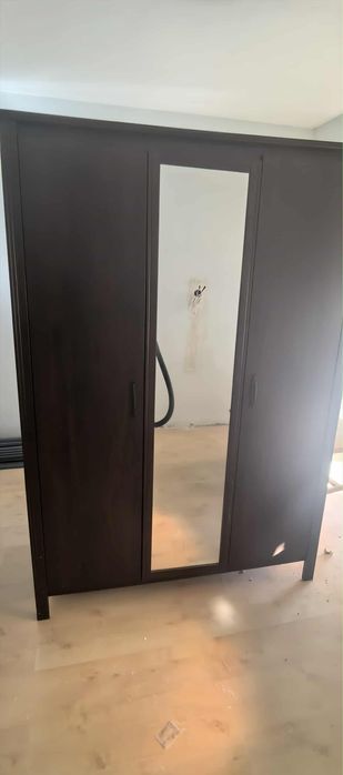 Трикрилен гардероб с огледало