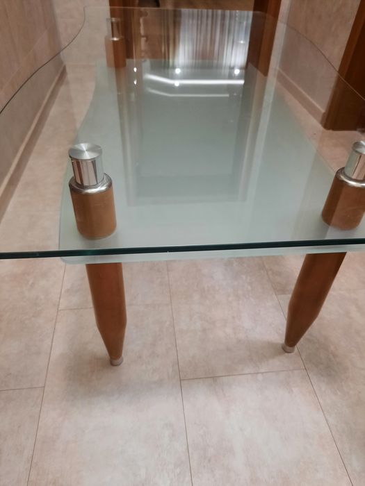 Холна маса, добро състояние ,стъкло дървени крака