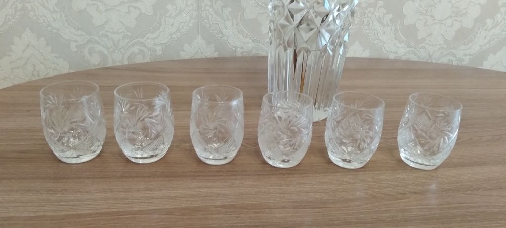 Продаются хрустальные стопки.