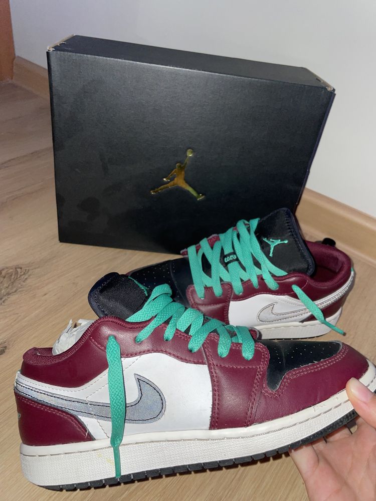 Обувки Jordan 1 Low SE Dark Beetroot Roma Green