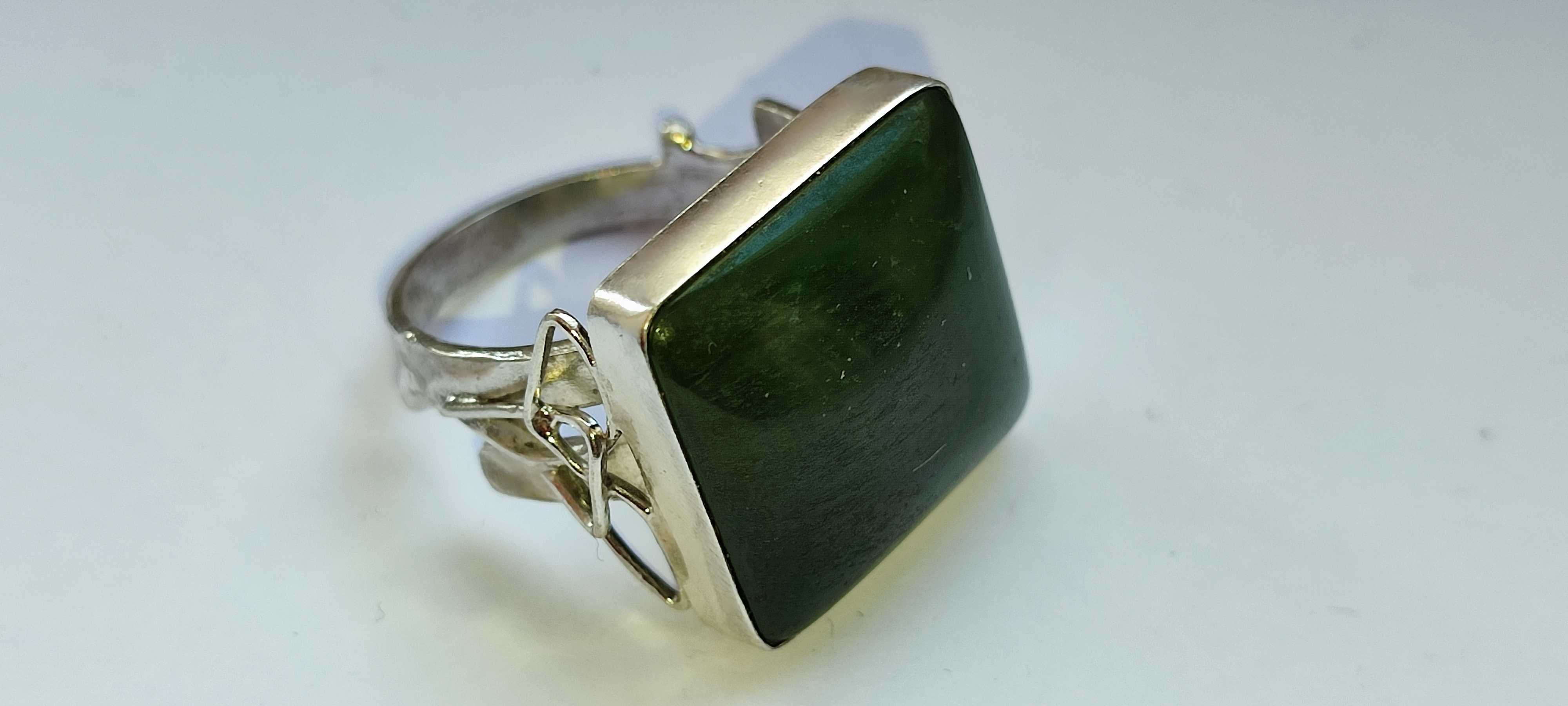 Шикарное серебряное мужское кольцо с камнем НЕФРИТ