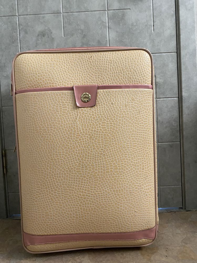 Продам розовый большой чемодан