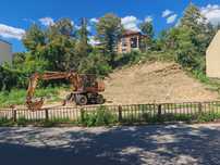 Продавам урегулиран поземлен имот в регулация  610кв. м. около 20мет.