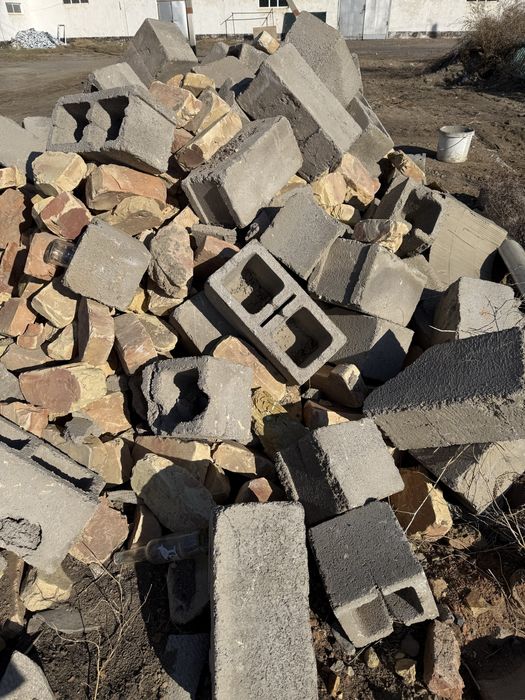 Кирпичи, шлакоблоки продам всё