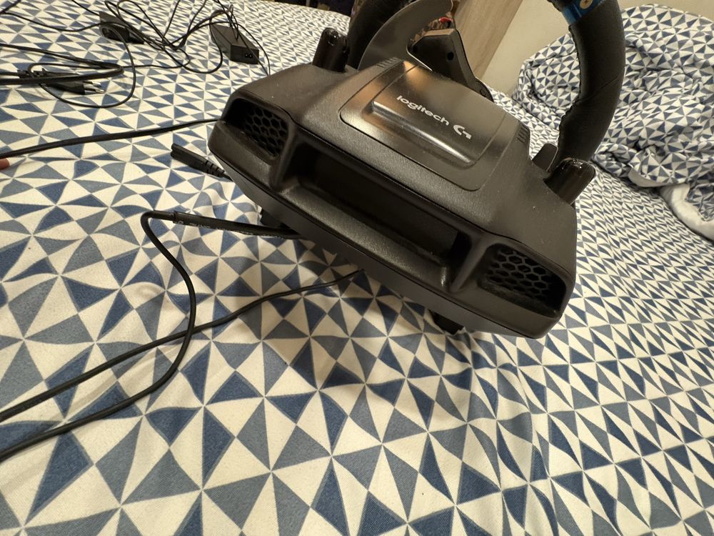 Vand volan logitech cu scaun de gaming