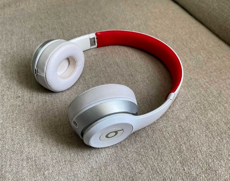 Casti Beats Solo 2 On-Ear Wireless - albe - defect la rama - originale