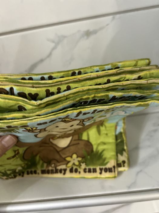 Книжка от плат Маймунка вижда, маймунката прави