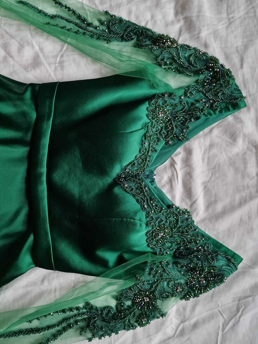 Зелена сатенена рокля с камъни и маниста