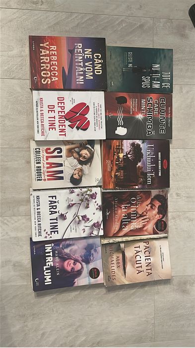 vand carti in stare foarte buna