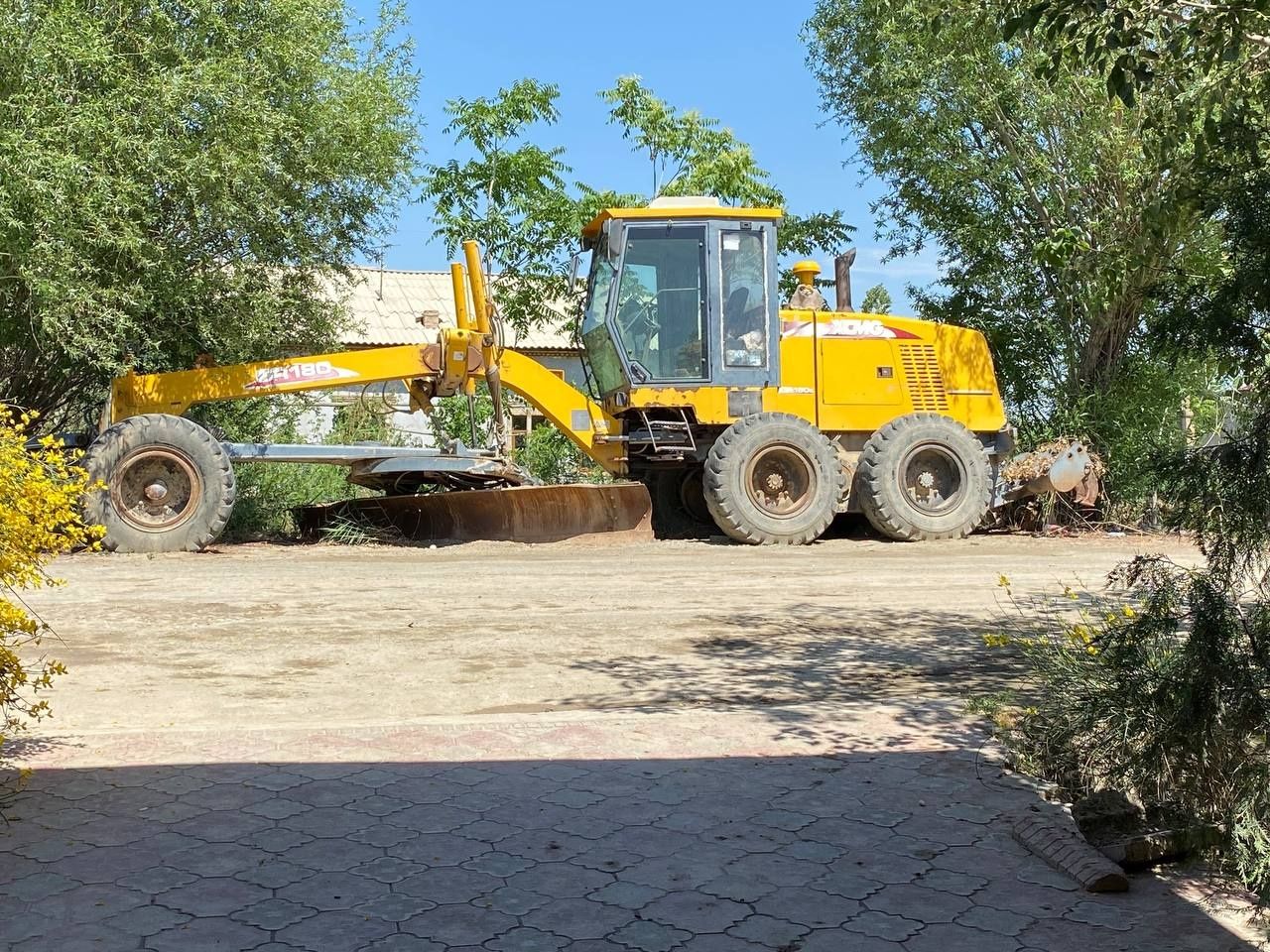 XCMG GR215 avtogreyderi sotiladi holati yaxshi narhi 450 mln kelishami
