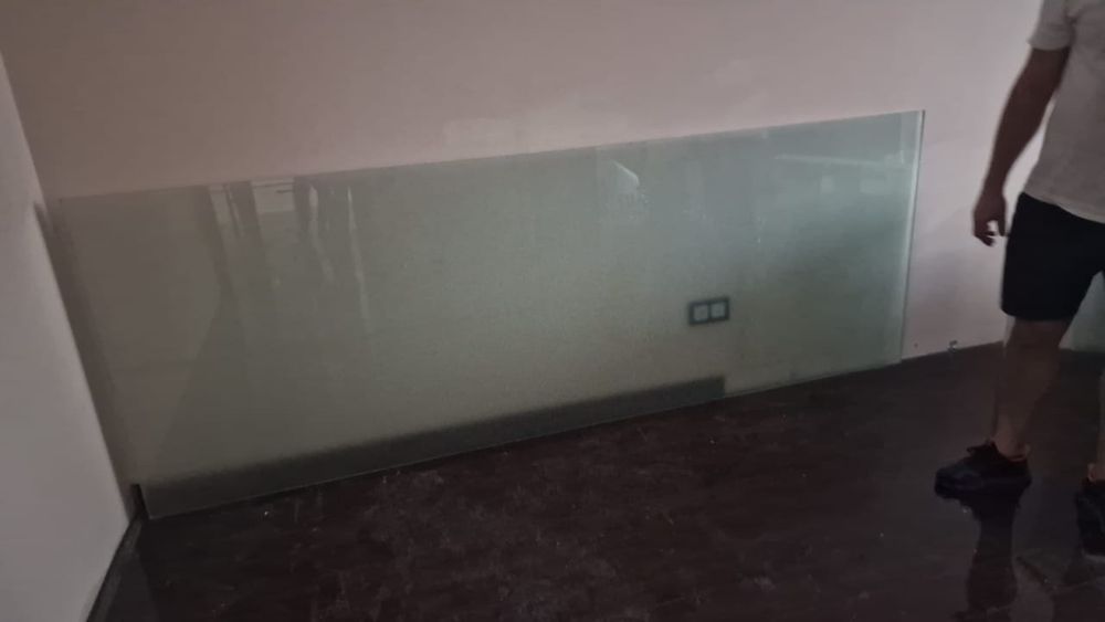 Стеклянная перегородка