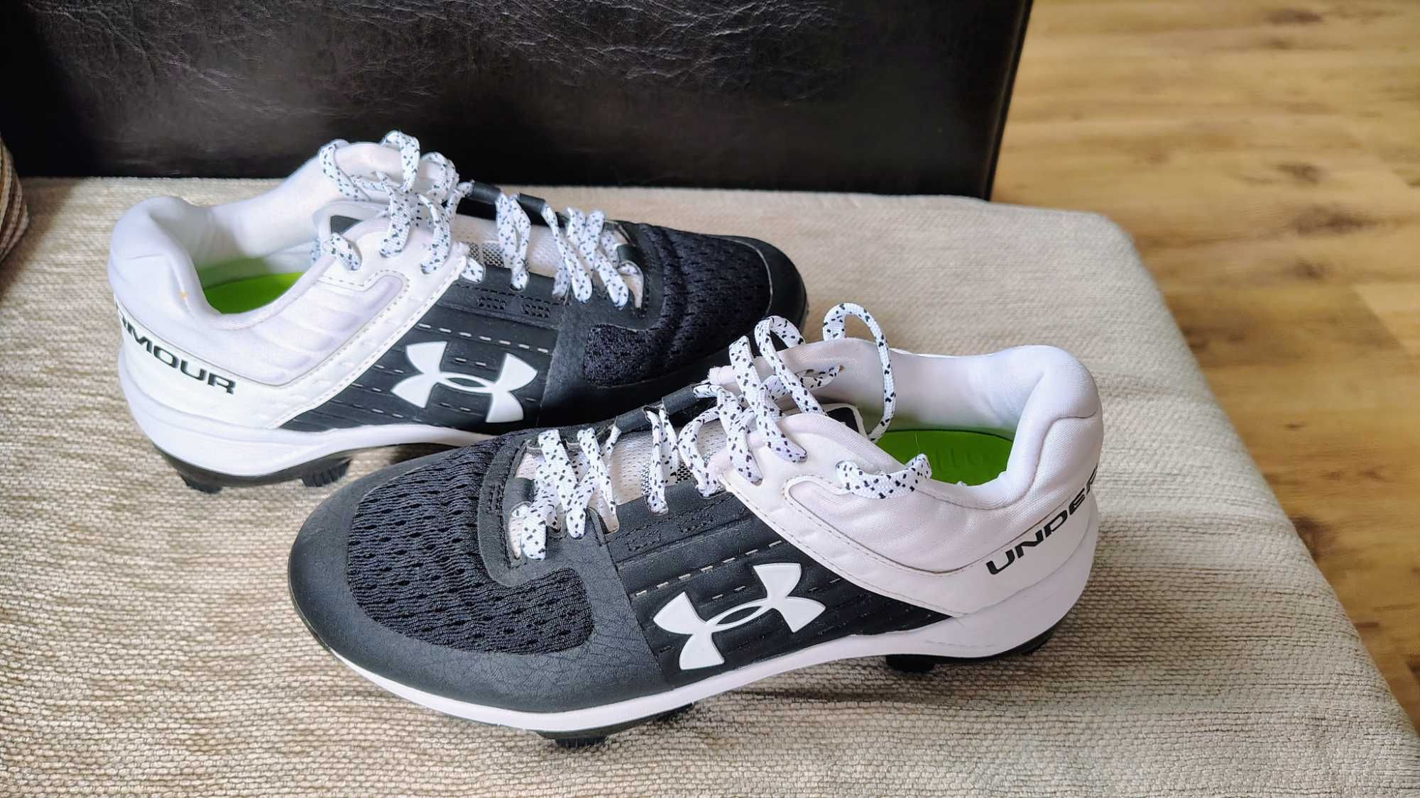 Футболни обувки Under Armour кожени бутонки, бяло и черно 36.5/23.5 см