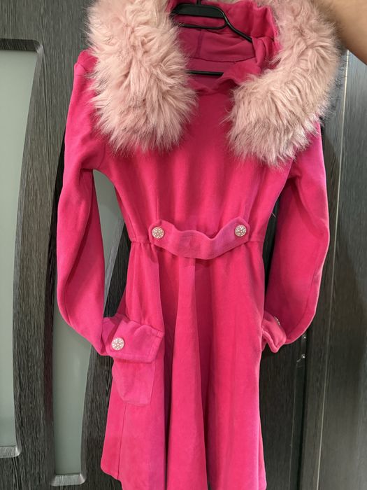 Рокля с голяма качулка обшита с пух