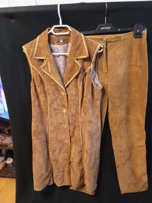 Compleu Vesta și pantalon deosebit 40