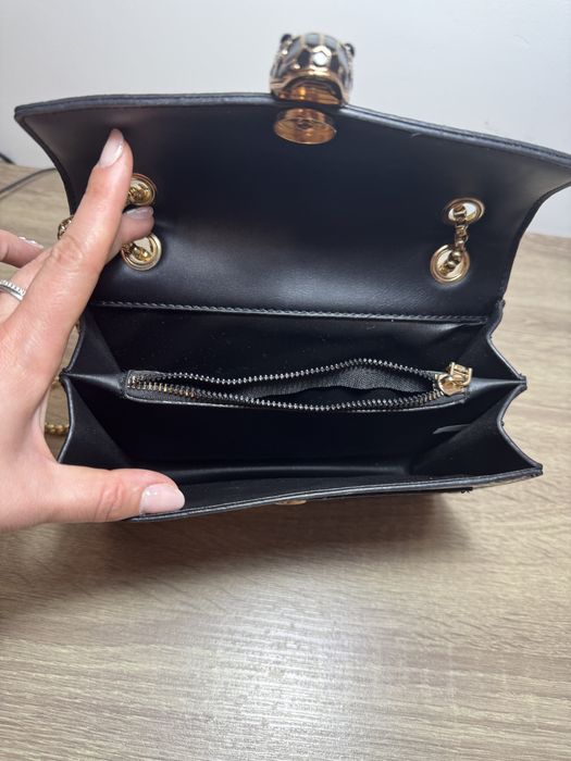 Geanta aurie cu cap de sarpe