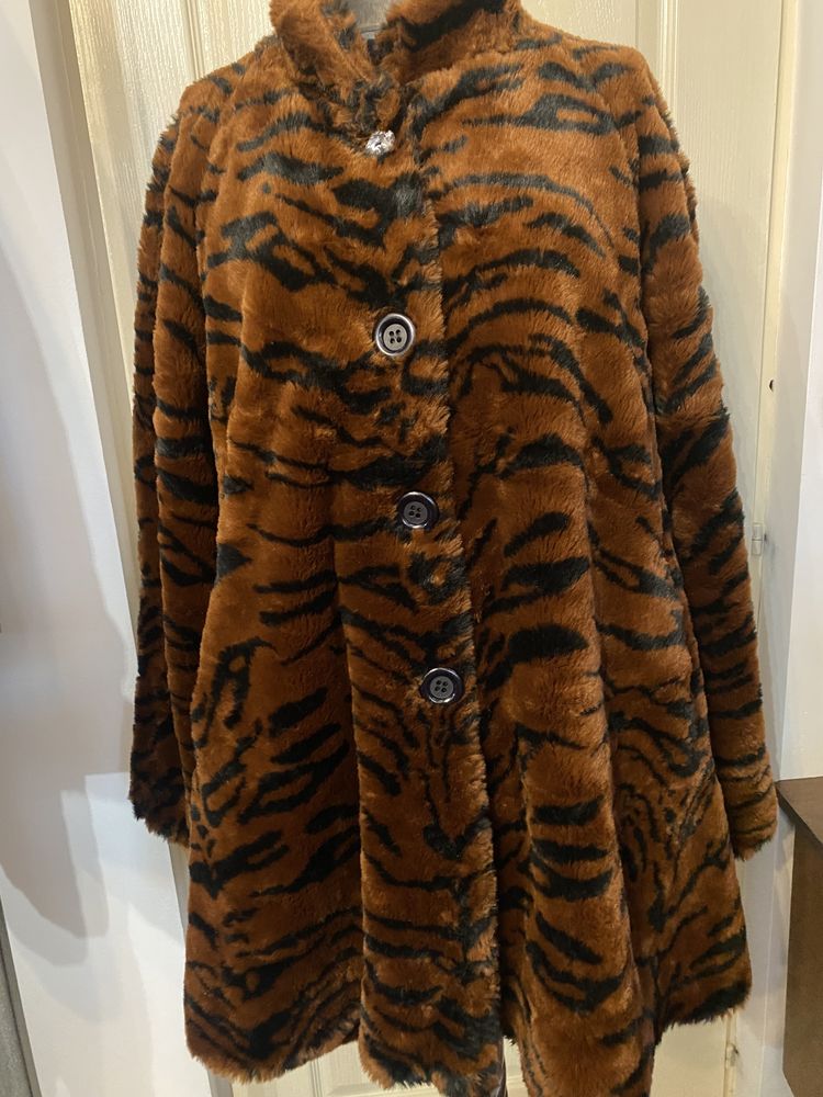 Haină scurtă de blană animal print