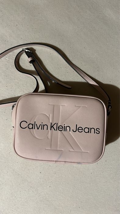 Продавам чанта Calvin Klein.Чантата е без забележки за кожата и цвета