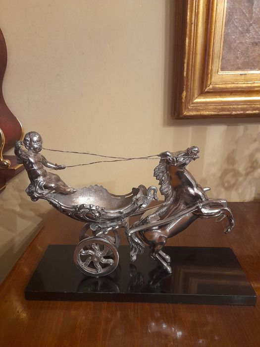 Grup statuar "Caleasca magică a amorului" metal marmura neagra