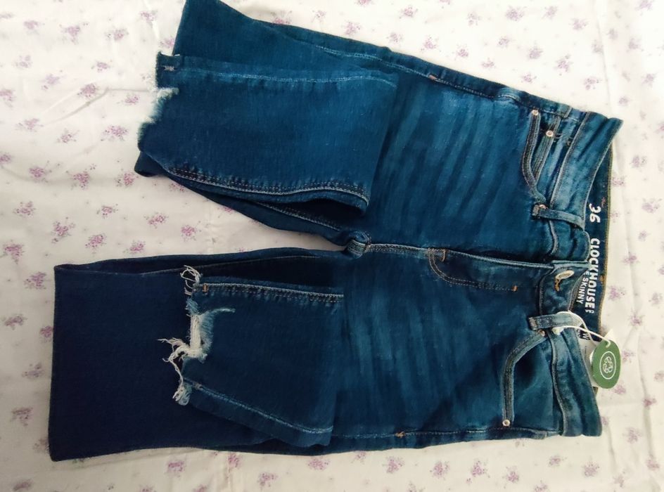 Blugi noi cu eticheta