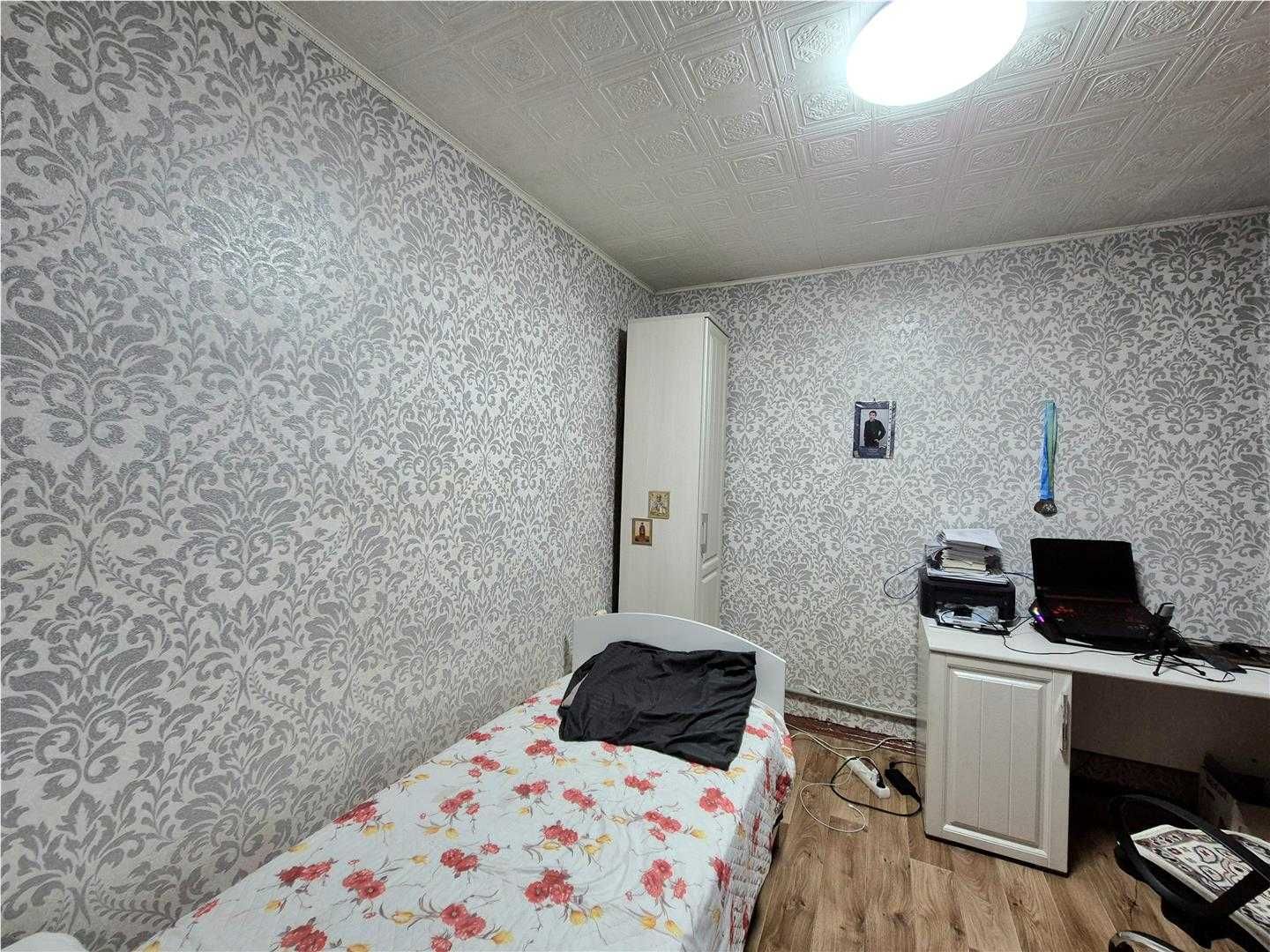 Продам 4 комн квартиру на 6 мкр на 1/5эт