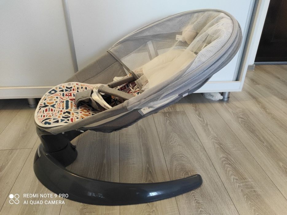 Leagăn electric pentru bebeluși.