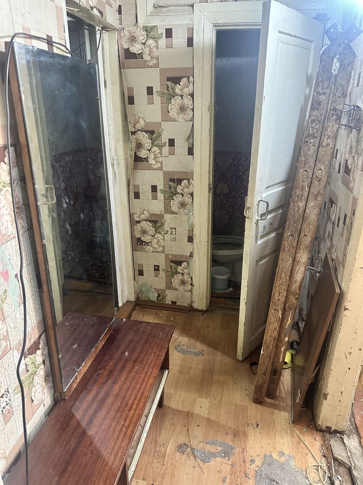Eski mebel taxta o’tin oybek metroda 1-etajda tekinga