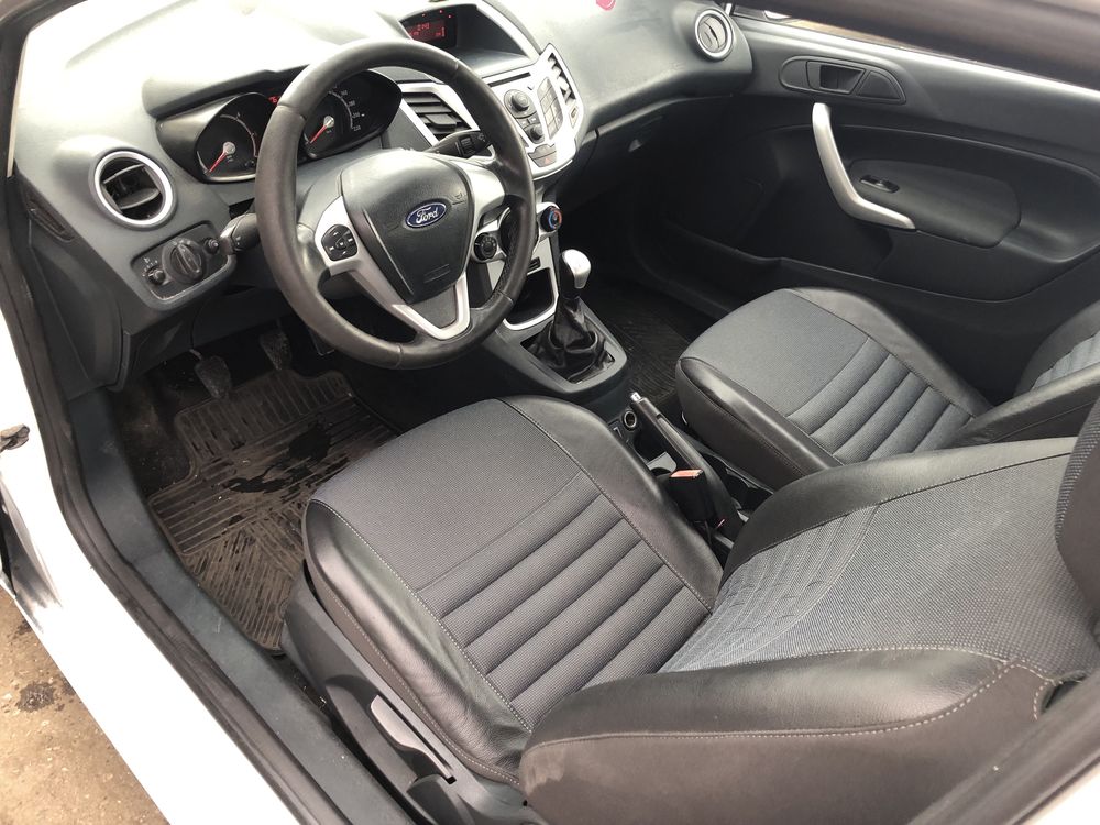 vand ford fiesta impecabili