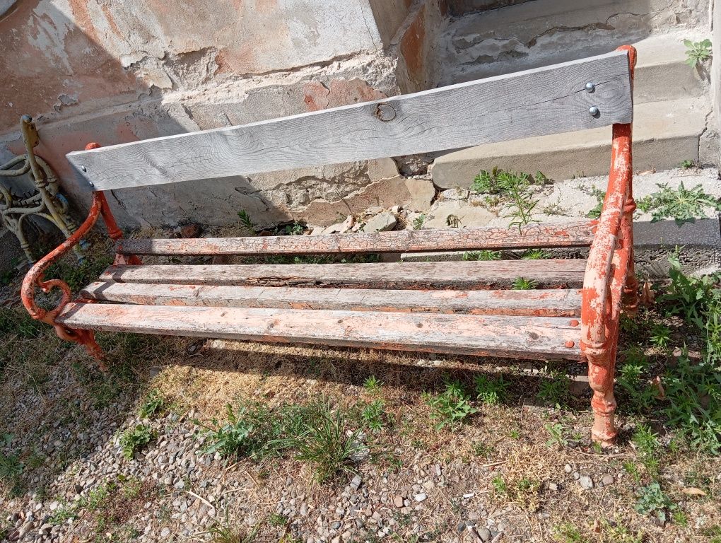 Чугунени основи за градински пейки.