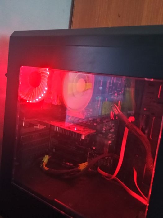 vând PC gaming monitor ca nou mai are 4 ani și jumatate de garantie