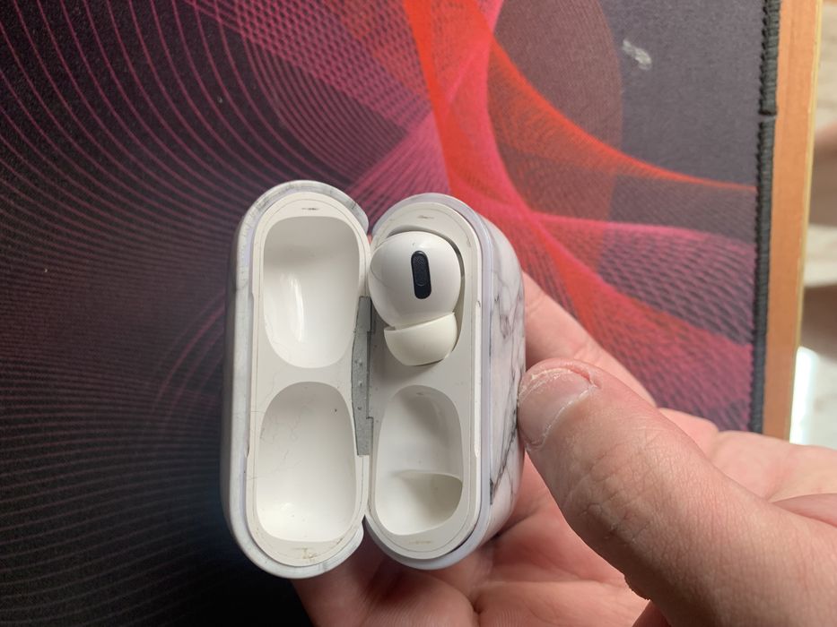 Air pods pro кейс и правый наушник с чехлом продам срочно