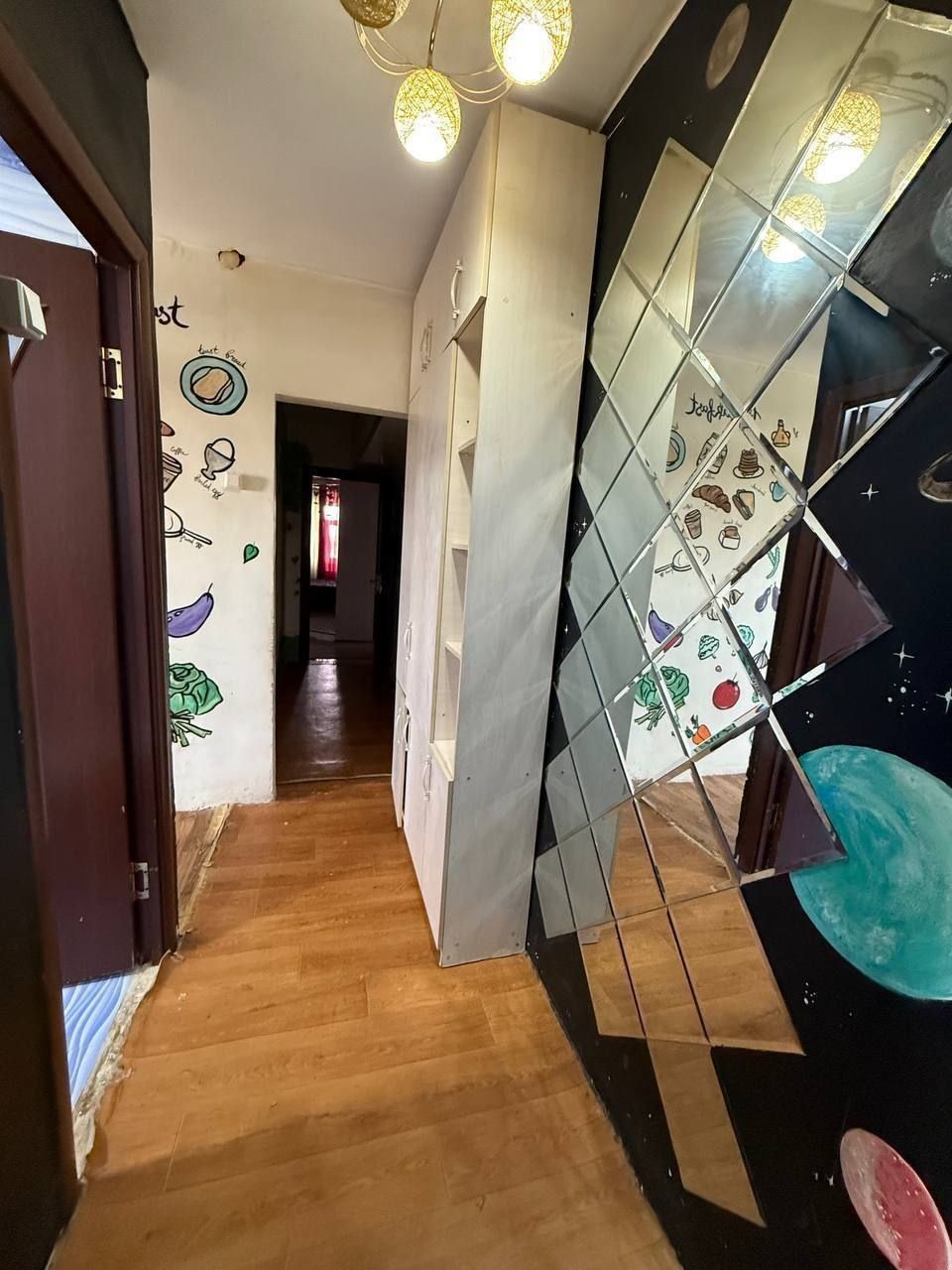 2-xonali 4-qavatda 56m² kvartira sotiladi.
5-qavatli panelniy dom.
Nar
